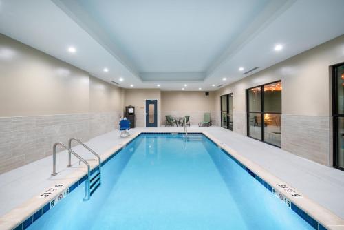 Candlewood Suites - Nashville - Franklin, an IHG Hotel tesisinde veya buraya yakın yüzme havuzu