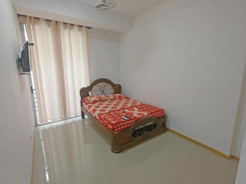 サン・ヘロニモにあるHermoso Apartamento en San Jerónimo 3 Habitaciones PS121の窓のある部屋にある小さなベッド