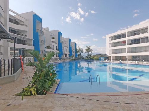 サン・ヘロニモにあるHermoso Apartamento en San Jerónimo 3 Habitaciones PS121のいくつかの建物の前にある大きなプール