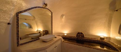 A bathroom at Revelis Villa & Canava