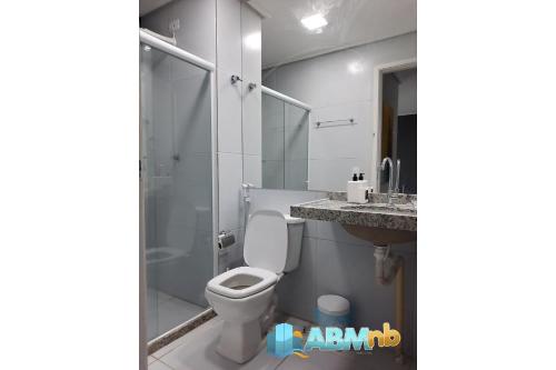 een badkamer met toilet, douche en wastafel bij Ed. Manoel Cordeiro - Stúdio Meu aconchego II in Caruaru