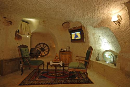 Un lugar para sentarse en Phocas Cave Suites