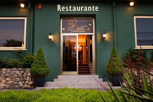 a green building with a entrance to a restaurant at Hotel Restaurante El Valles 4 ESTRELLAS in Briviesca