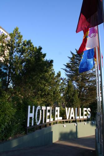 a sign for a hotel valley with two flags at Hotel Restaurante El Valles 4 ESTRELLAS in Briviesca