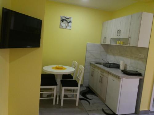 Kuchyň nebo kuchyňský kout v ubytování Apartmani SAN
