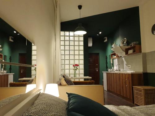 sala de estar con paredes verdes y sofá en Studio Apartment "Savski Trg", en Belgrado