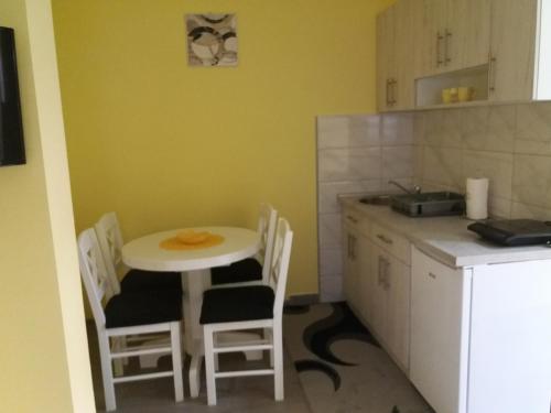 Kuchyň nebo kuchyňský kout v ubytování Apartmani SAN