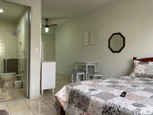 a bedroom with a bed and a bathroom with a toilet at Joneson aluga QUITINETE próximo a Praia do Forte até 4 pessoas in Cabo Frio