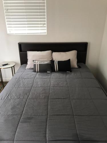 Кровать или кровати в номере Cozy Mother-in-Law Suite