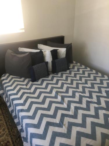 Ένα ή περισσότερα κρεβάτια σε δωμάτιο στο Cozy Mother-in-Law Suite