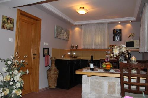 a kitchen with a table and a counter top at Rosh Pinat Noy in Rosh Pinna