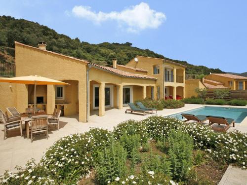 ein Haus mit einer Terrasse und einem Pool in der Unterkunft Exotic Holiday Home in Ceps with Private Pool in Cazedarnes