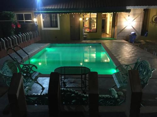 Der Swimmingpool an oder in der Nähe von Stone shelter