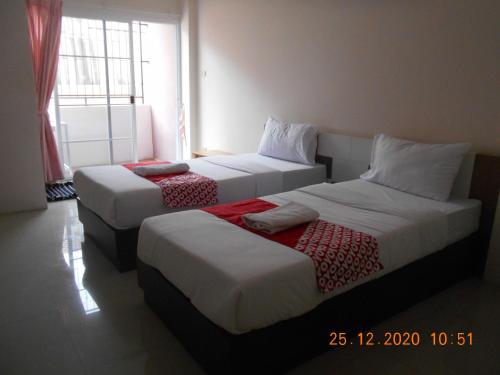 Un pat sau paturi într-o cameră la Purada Mansion Bangsaen