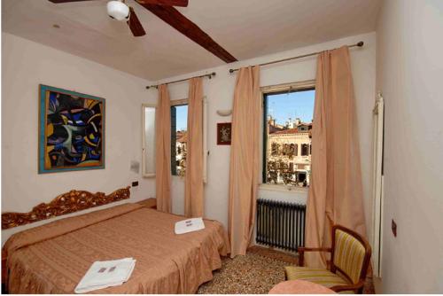 Postel nebo postele na pokoji v ubytování Hotel Antico Capon