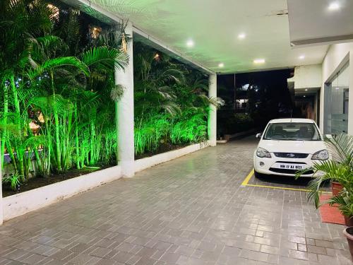 Hotel Sai Bansiにある庭