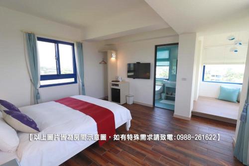 a hotel room with a bed and a television at Zen Ocean in Jian