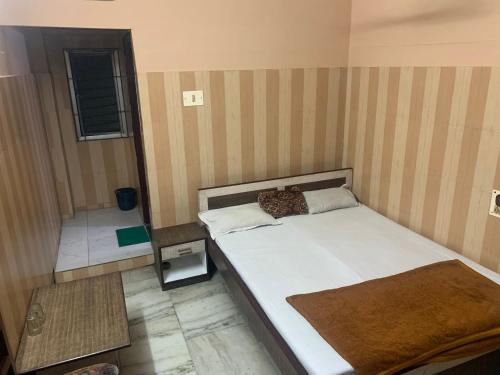 - une chambre avec un grand lit et une salle de bains dans l'établissement Hotel Prince, à Guwahati