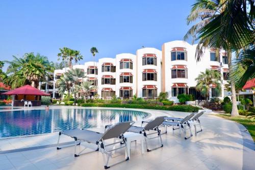 Bazén v ubytování Palmeraiebeach Resort Rayong ปาล์มมาลี บีช รีสอร์ท ระยอง 罗勇棕榈树海滩酒店 nebo v jeho okolí