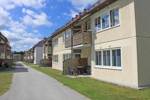 eine Reihe von Apartmenthäusern auf einer Straße in der Unterkunft Volontärgatan - Visby Lägenhetshotell in Visby