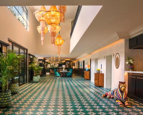 ニューデリーにあるThe Connaught, New Delhi- IHCL SeleQtionsのロビーのある広い廊下