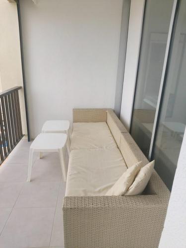 - un lit installé sur un balcon avec un banc blanc dans l'établissement Naturiste Cap d'Agde Héliopolis F 71, au Cap d'Agde
