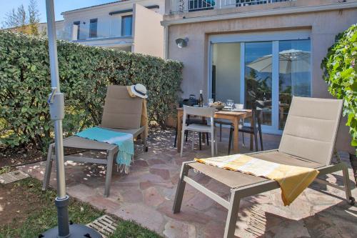 Patio nebo venkovní prostory v ubytování Mare appart avec jardin et bbq vue mer et montagne plage et port à 2 pas