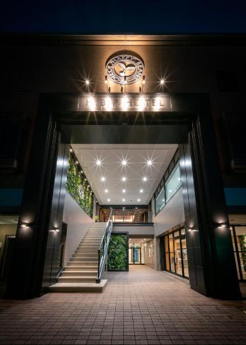 大阪市にあるH.B.P HOTEL の天井時計付きの建物の入口