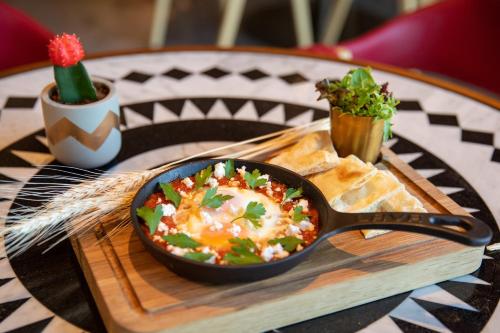 Makanan di atau berdekatan hotel