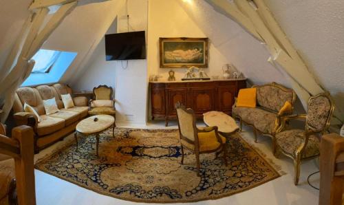 a living room with a couch and chairs at Chambres d'hôtes et Gîte Delia in Villeroy