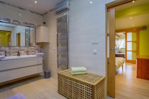 een badkamer met een wastafel, een wastafel en een tafel bij Isabela in Mali Lošinj