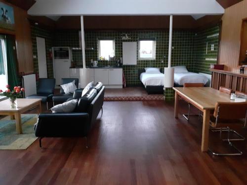 sala de estar con sofá y mesa en vakantiehuis Warder, en Warder