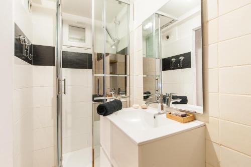 une salle de bain avec un lavabo et une douche dans l'établissement Beautiful renovated studio with view- Old Hyères, à Hyères