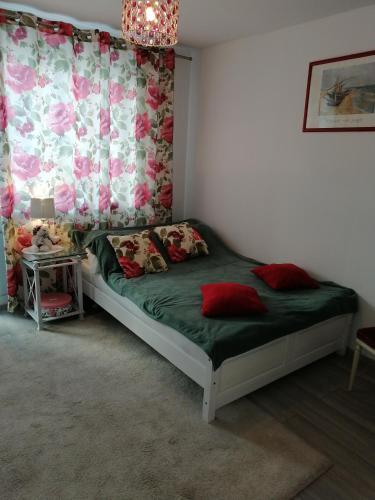 1 dormitorio con 1 cama con edredón verde en Apartament szafirowa25 pietro1, en Kołobrzeg