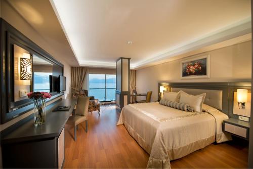 ein Hotelzimmer mit einem Bett und einem Schreibtisch in der Unterkunft Prime Boutique Hotel in Antalya