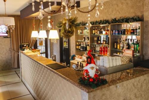 un bar avec une décoration de Noël sur le comptoir dans l'établissement Riviera, à Klesuv