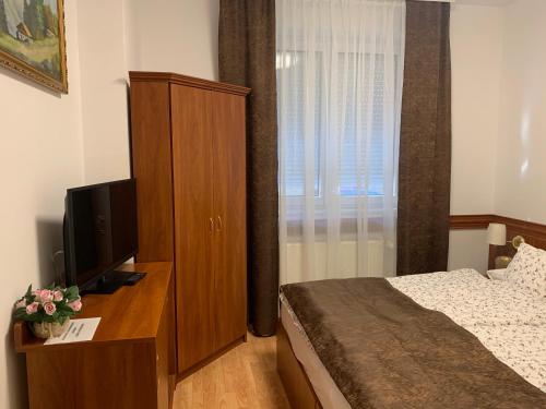 Rúm í herbergi á Kőnig apartman