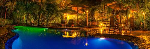 帕沃內斯的住宿－La Ponderosa，夜间在度假村中心的一个游泳池
