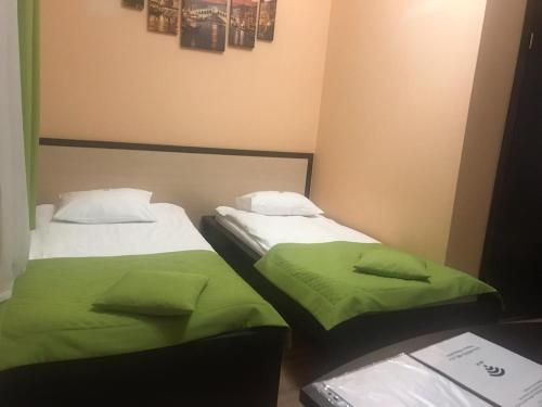 モスクワにあるOblaka Hotelのベッド2台が隣同士に設置された部屋です。