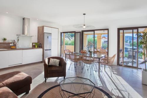 Posezení v ubytování Palmier appartement de vacances 3 chambres piscine commune chauffée