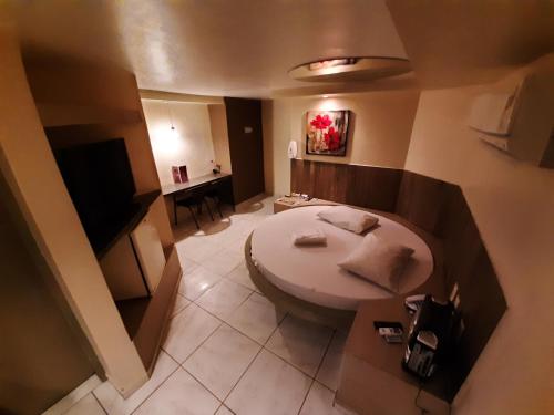 Fada Hotel - Motel Adults Only في ريسيفي: حمام كبير مع مرحاض وتلفزيون