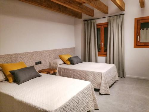 Tempat tidur dalam kamar di Apartament "El Castell" Casa Rural Cal Rialla