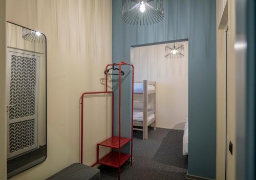 um quarto com um espelho e uma escada vermelha em RUMI Hotel with Self Check-In em Jēkabpils
