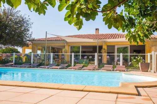 ein Pool vor einem Haus in der Unterkunft Appartement de vacances Arbousier à Calvi piscine chauffée partagée bbq in Calvi