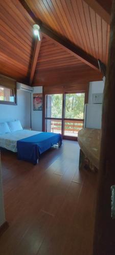 Habitación grande con cama y ventana grande. en Pousada Águas de Ibiraquera Suíte Luz en Imbituba