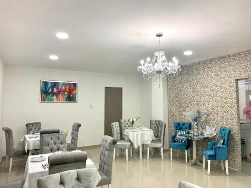 comedor con mesa, sillas y lámpara de araña en Hotel Platinum Barranquilla, en Barranquilla