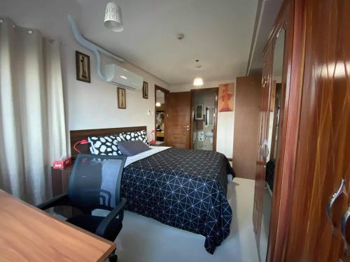 Rúm í herbergi á Deluxe 2 Bedroom Apartment