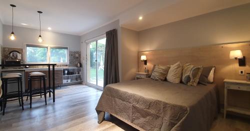 チャパドマラルにあるThe GaTe beach houseのベッドルーム1室(ベッド1台付)、キッチン(バー付)