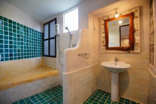 y baño con lavabo, aseo y bañera. en Tanaosri Resort Pranburi, en Pran Buri