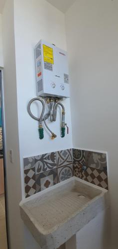 een wastafel in een badkamer met bij Loft 10 min from Oro &Holy Beach, Marina, Galerias in Puerto Vallarta